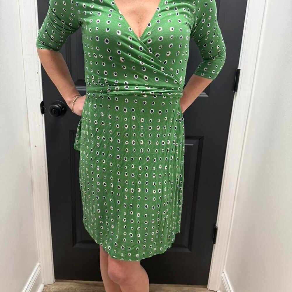 Old Navy green polka dot wrap dress with tie waist. Size: XS